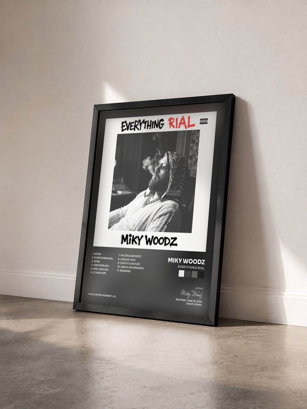 #noir Tableau de l'album Everything RiaL de Miky Woodz vu de trois quarts, cadre noir