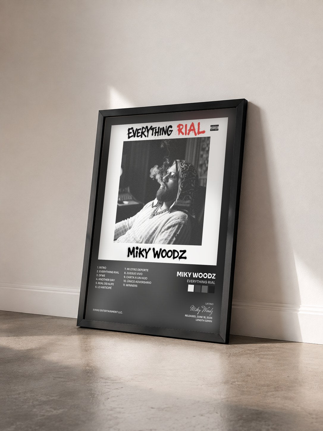 #noir Tableau de l'album Everything RiaL de Miky Woodz vu de trois quarts, cadre noir
