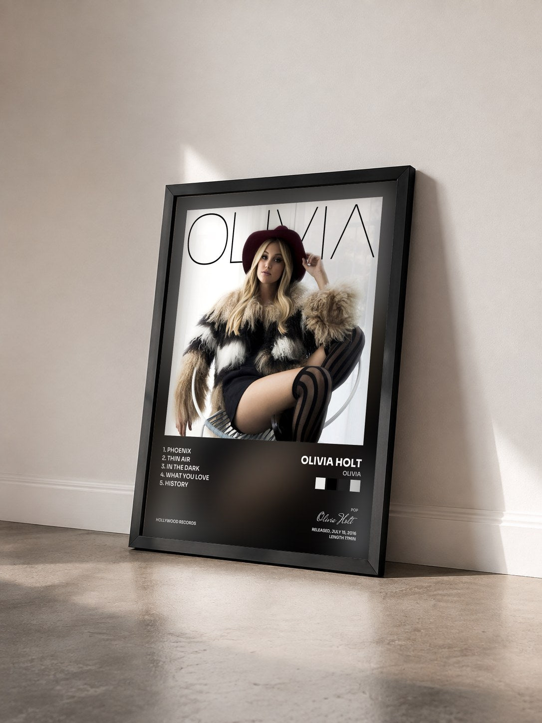 #noir Tableau de l'album Olivia de Olivia Holt vu de trois quarts, cadre noir