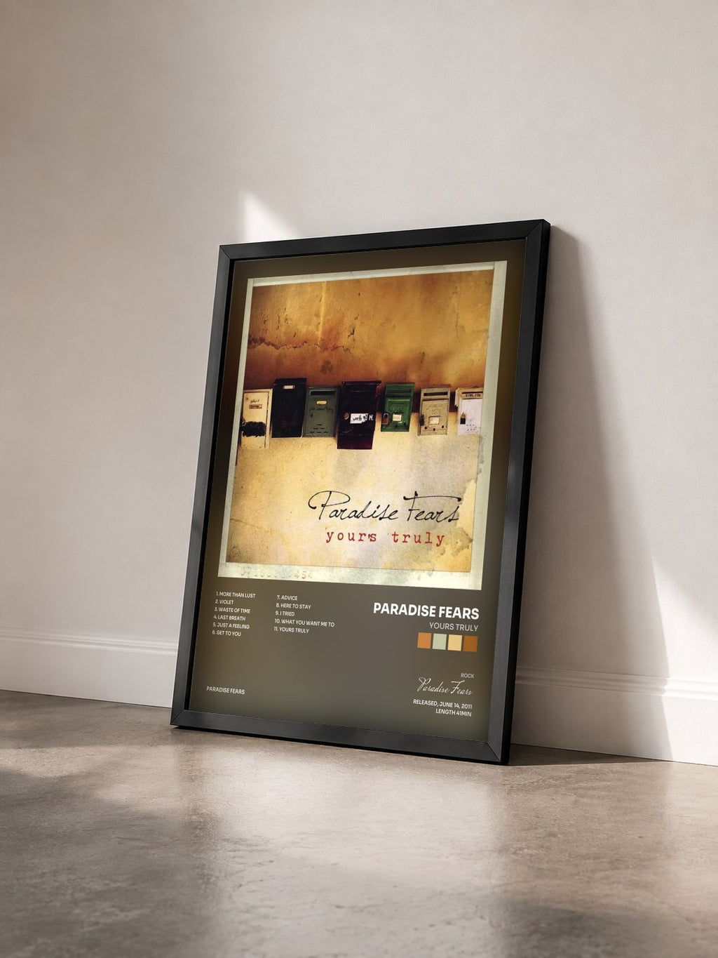 #noir Tableau de l'album Yours Truly de Paradise Fears vu de trois quarts, cadre noir