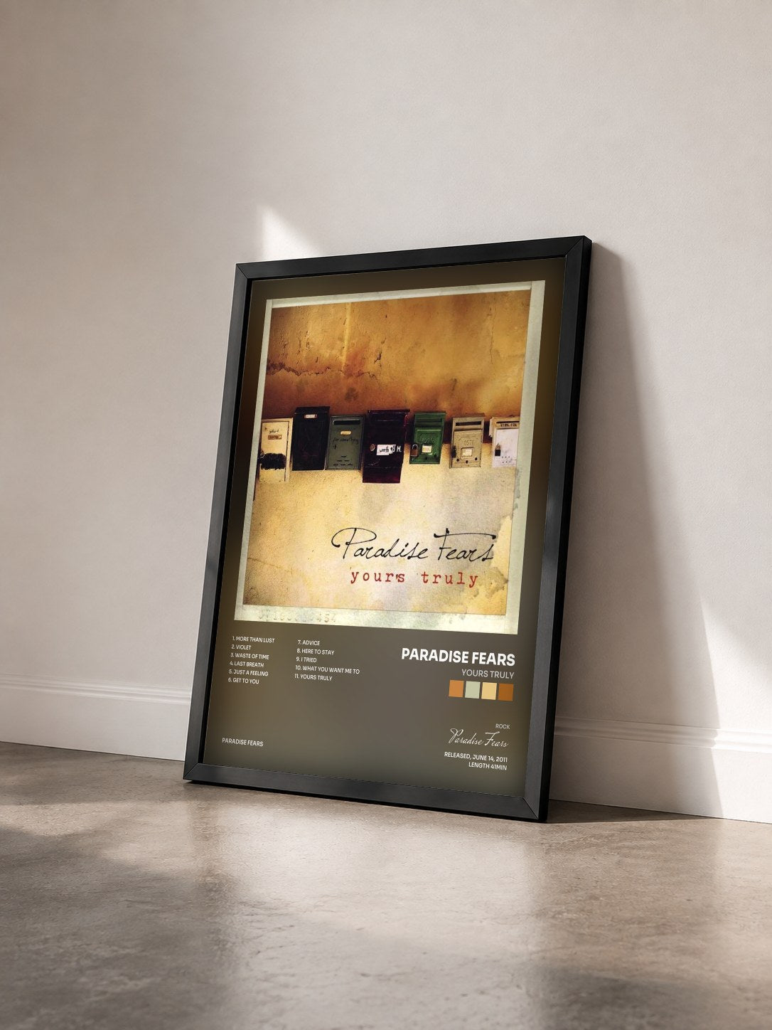 #noir Tableau de l'album Yours Truly de Paradise Fears vu de trois quarts, cadre noir