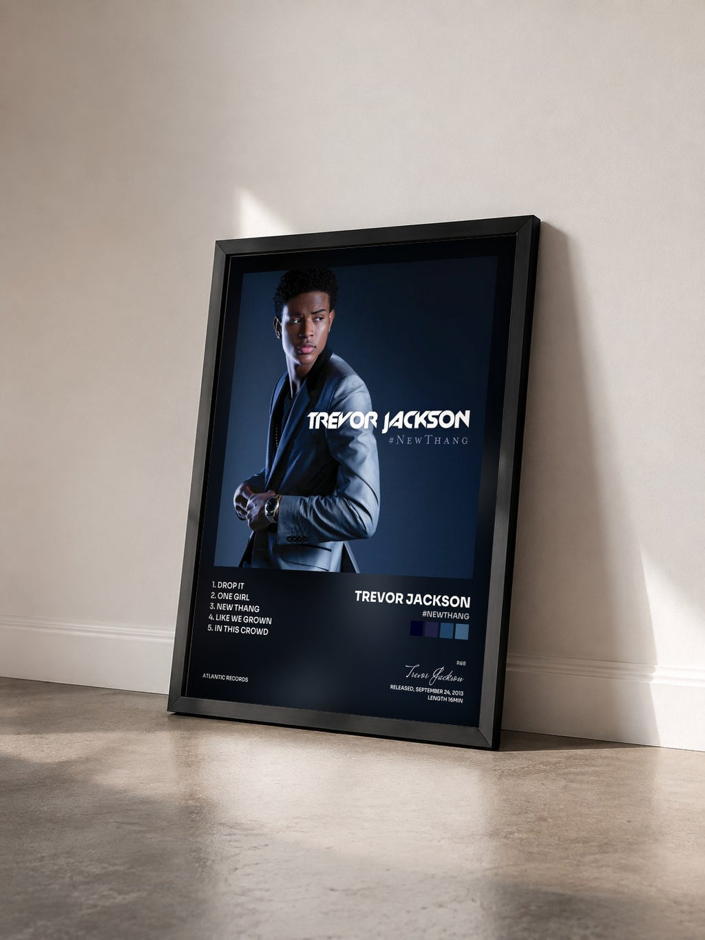 #noir Tableau de l'album #NewThang de Trevor Jackson vu de trois quarts, cadre noir