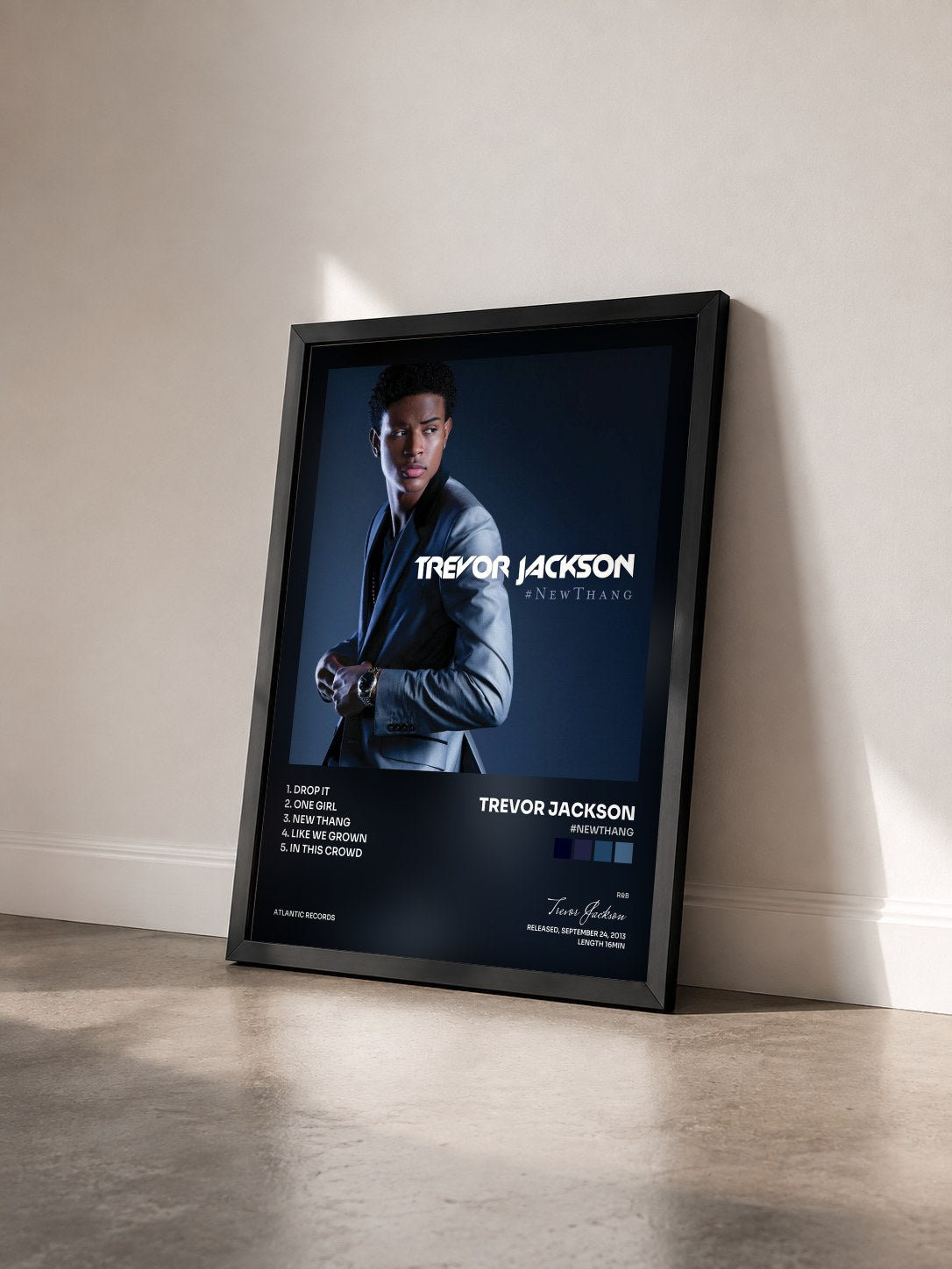 #noir Tableau de l'album #NewThang de Trevor Jackson vu de trois quarts, cadre noir