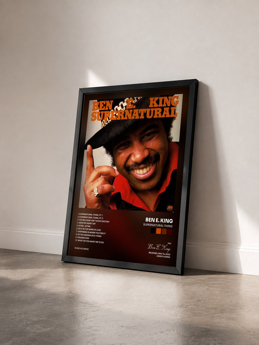 #noir Tableau de l'album Supernatural Thing de Ben E. King vu de trois quarts, cadre noir