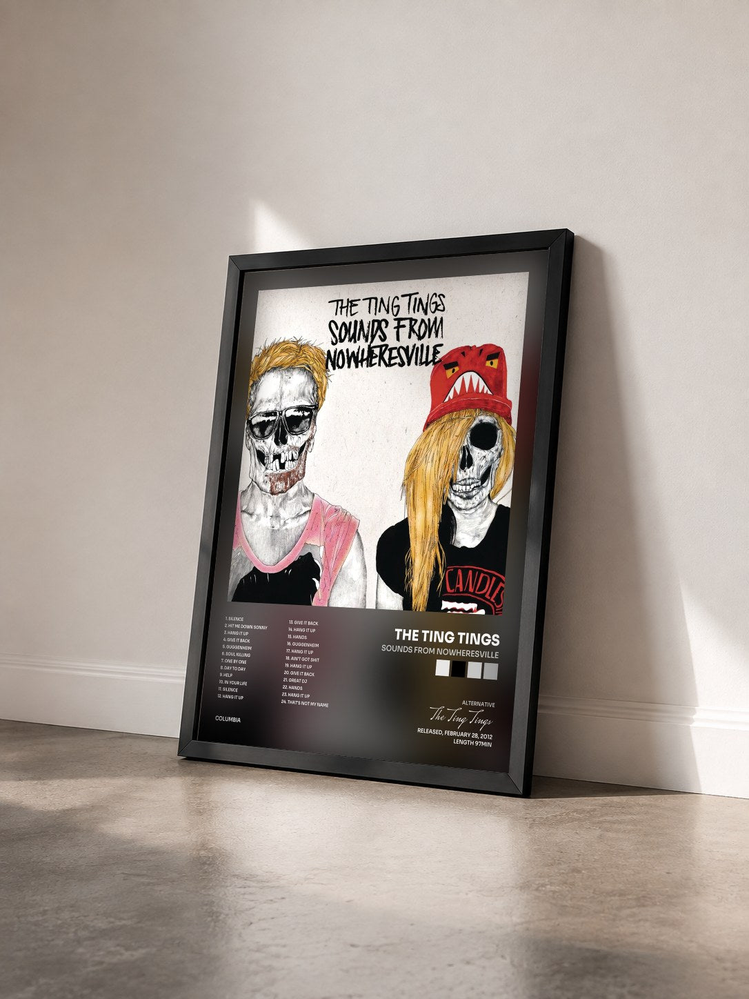 #noir Tableau de l'album Sounds From Nowheresville de The Ting Tings vu de trois quarts, cadre noir