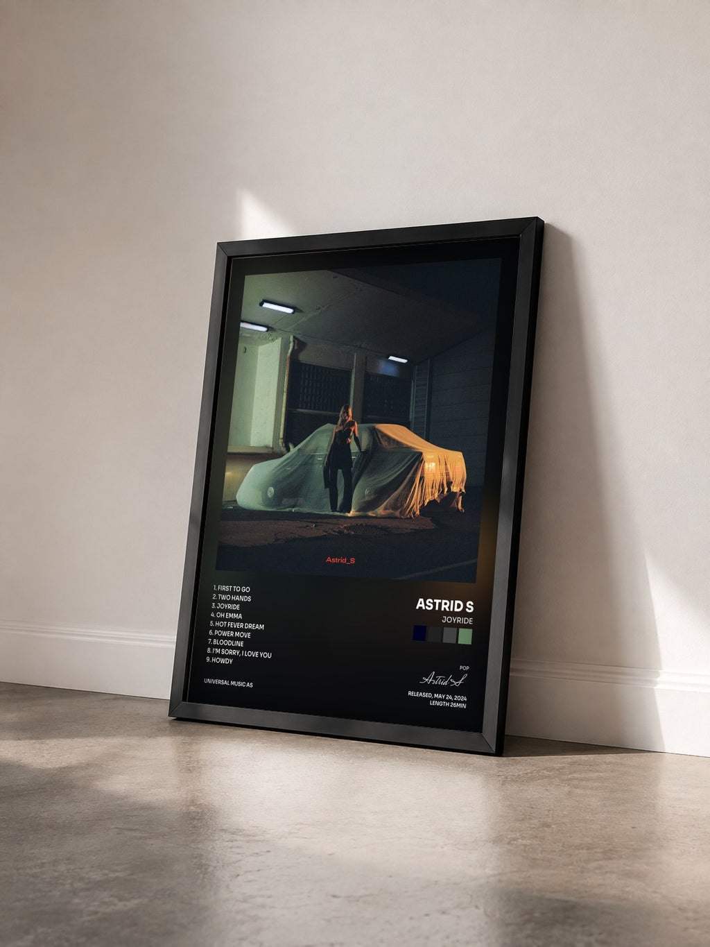 #noir Tableau de l'album Joyride de Astrid S vu de trois quarts, cadre noir