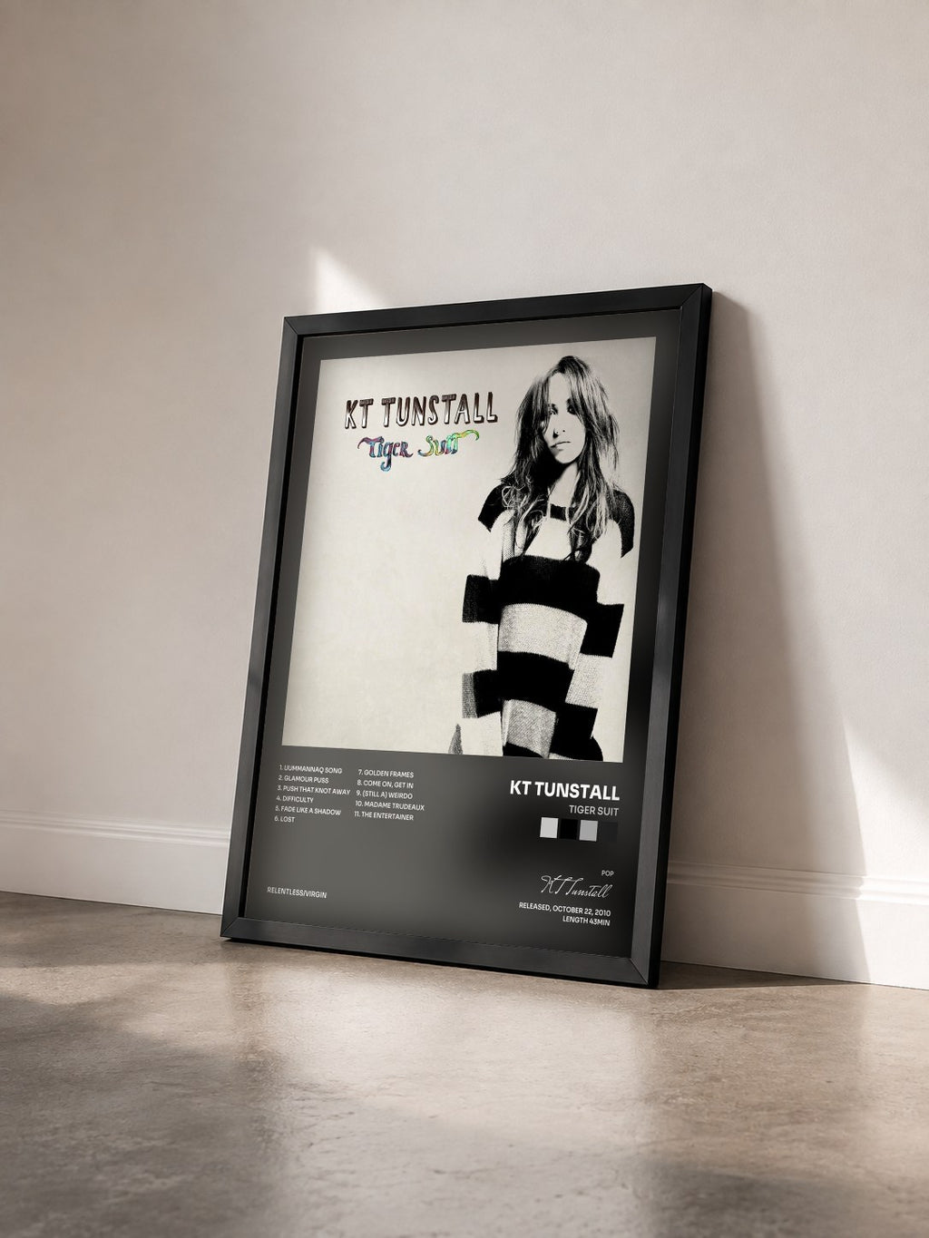 #noir Tableau de l'album Tiger Suit de KT Tunstall vu de trois quarts, cadre noir