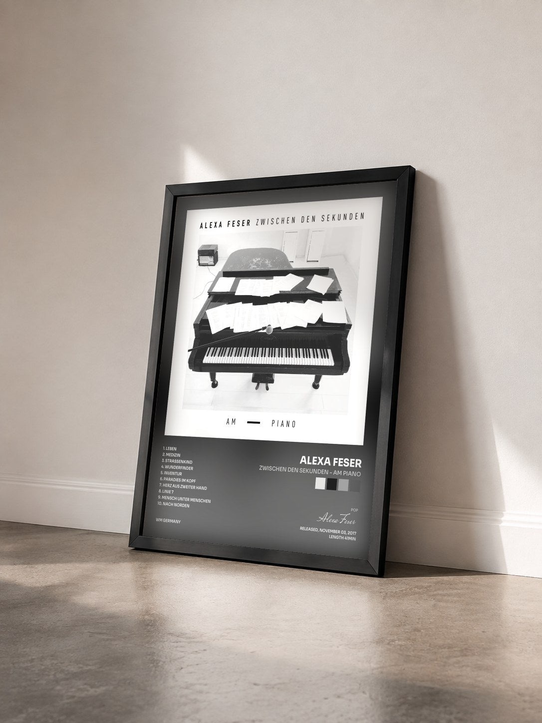 #noir Tableau de l'album Zwischen den Sekunden - Am Piano de Alexa Feser vu de trois quarts, cadre noir