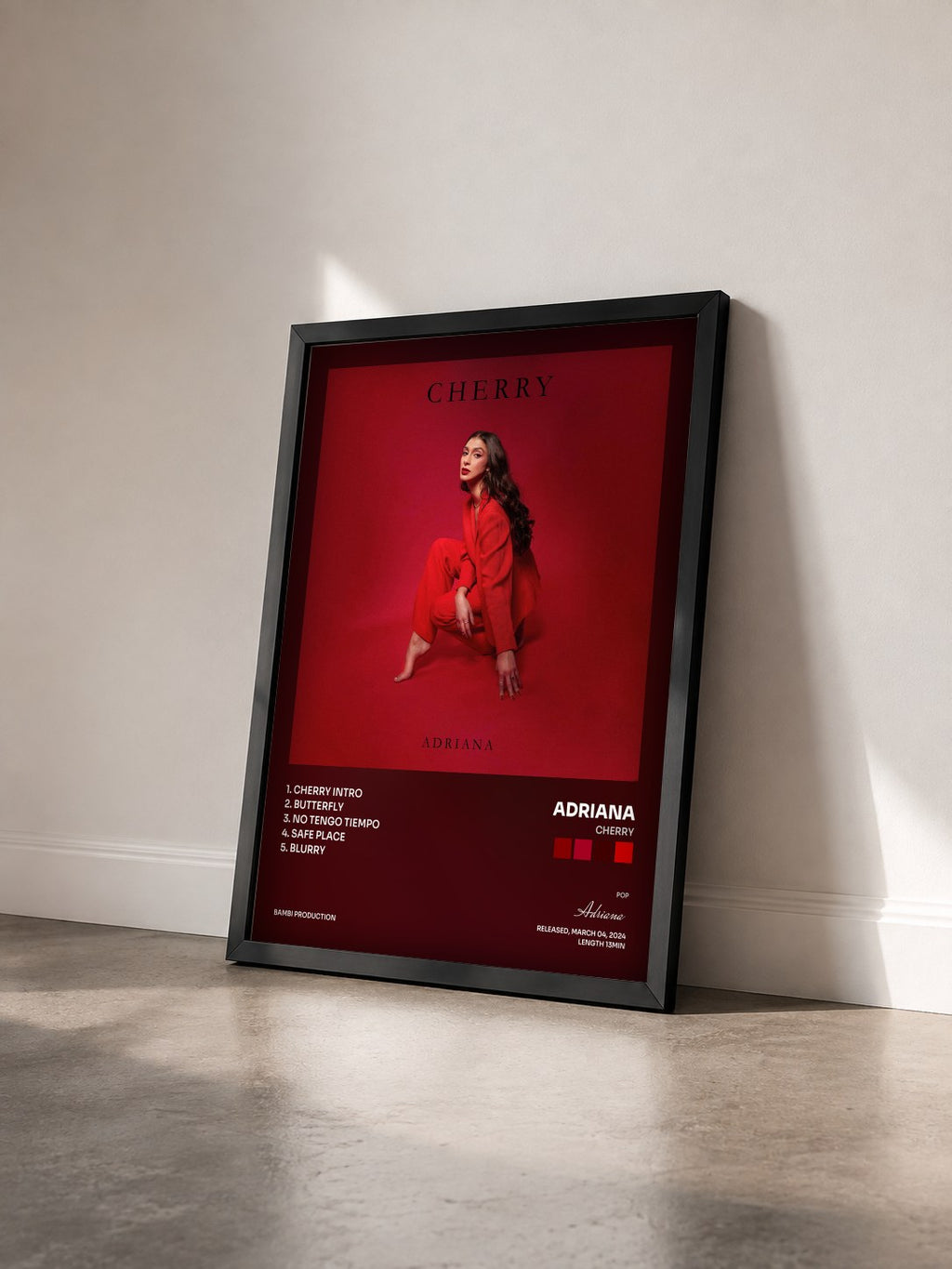 #noir Tableau de l'album Cherry de Adriana vu de trois quarts, cadre noir