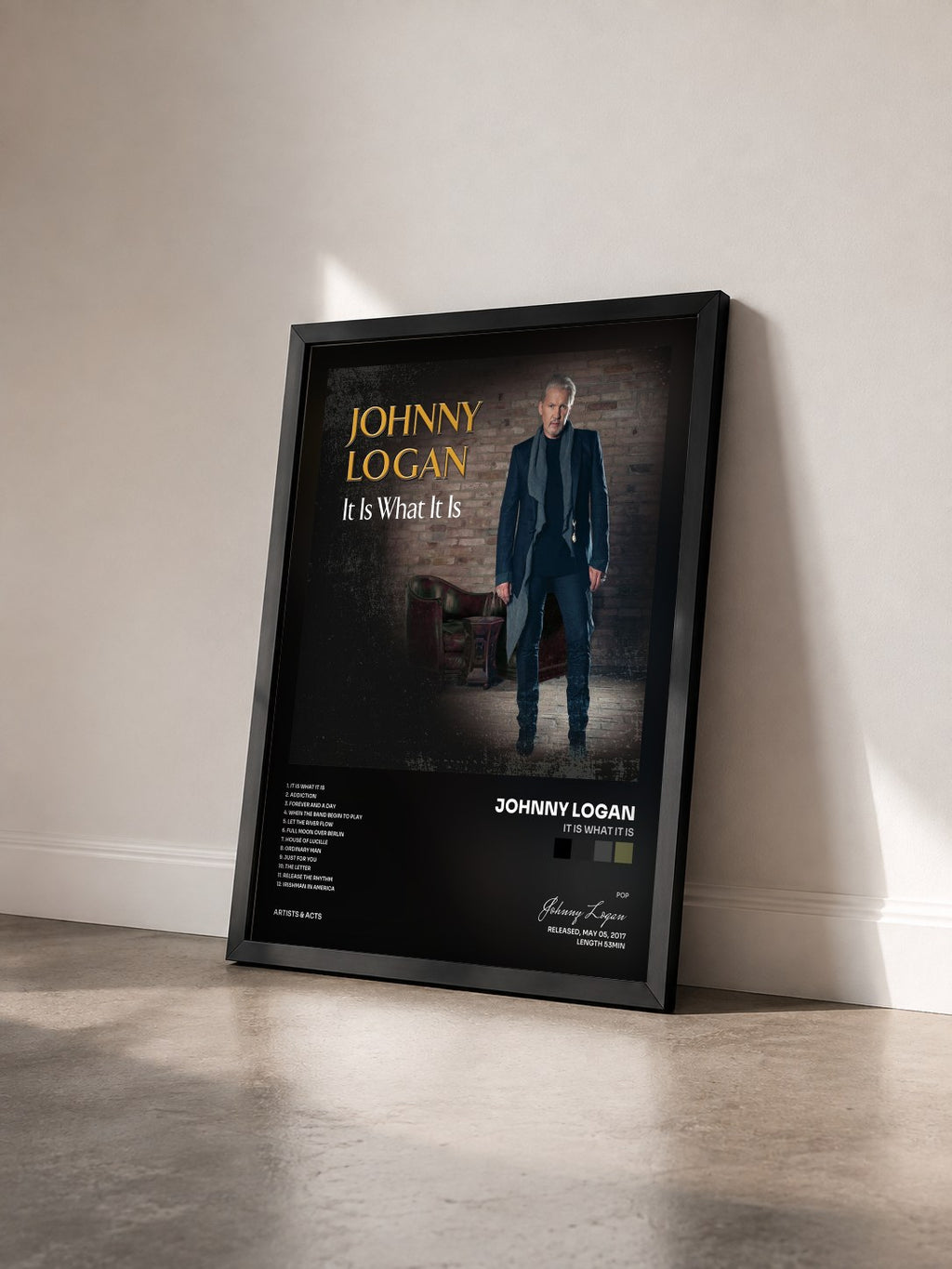 #noir Tableau de l'album It Is What It Is de Johnny Logan vu de trois quarts, cadre noir