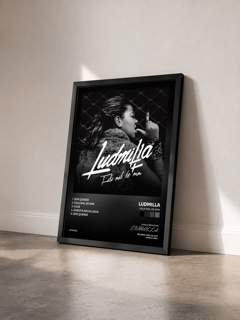 #noir Tableau de l'album Fala Mal de Mim de LUDMILLA vu de trois quarts, cadre noir