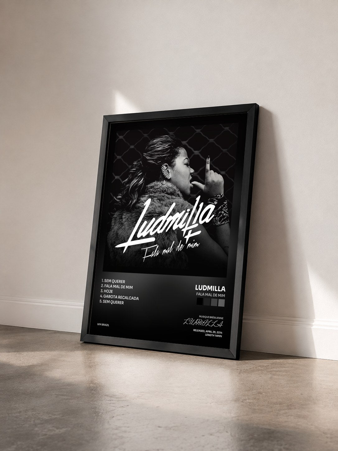 #noir Tableau de l'album Fala Mal de Mim de LUDMILLA vu de trois quarts, cadre noir