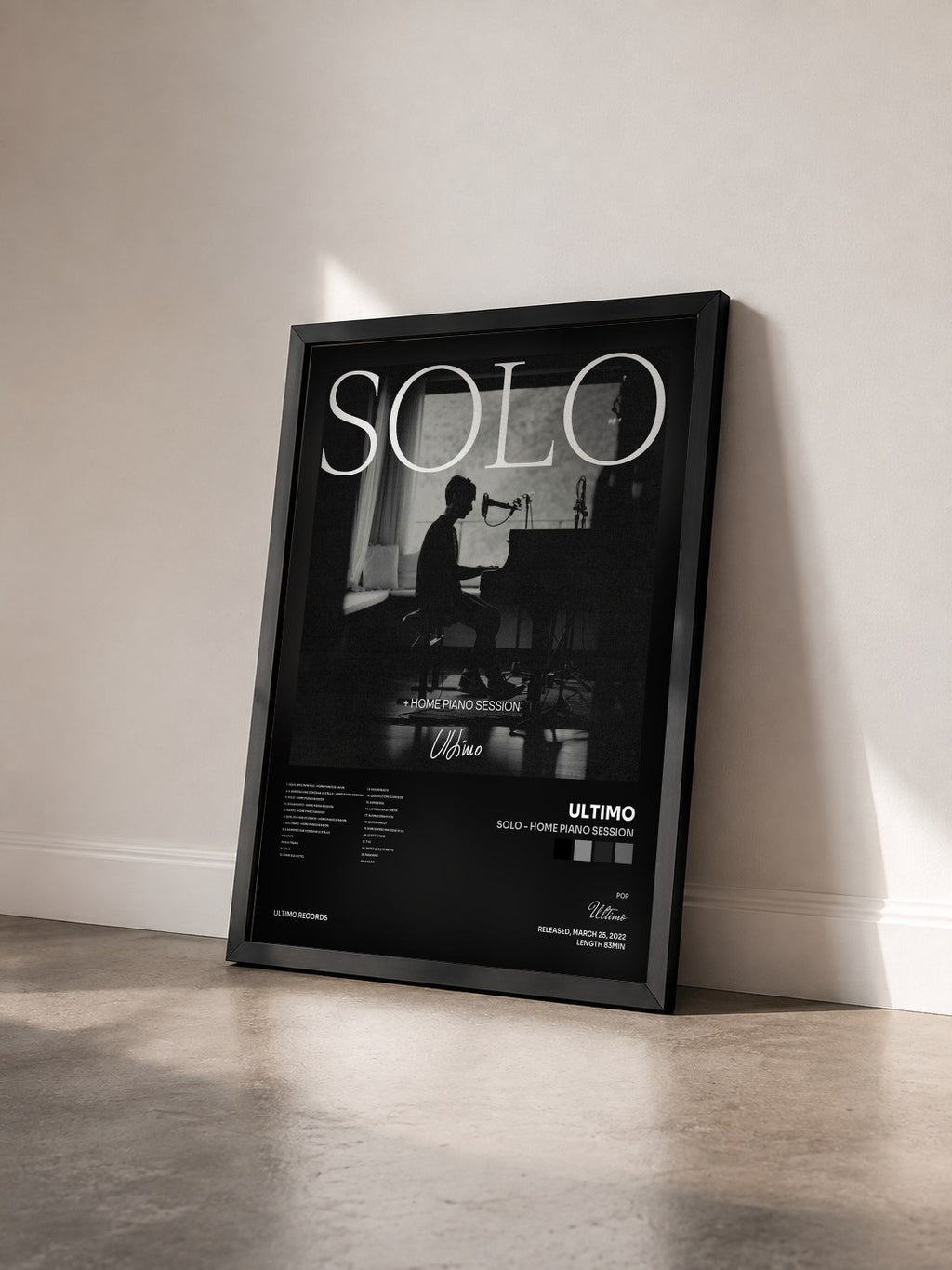 #noir Tableau de l'album Solo - Home piano session de Ultimo vu de trois quarts, cadre noir
