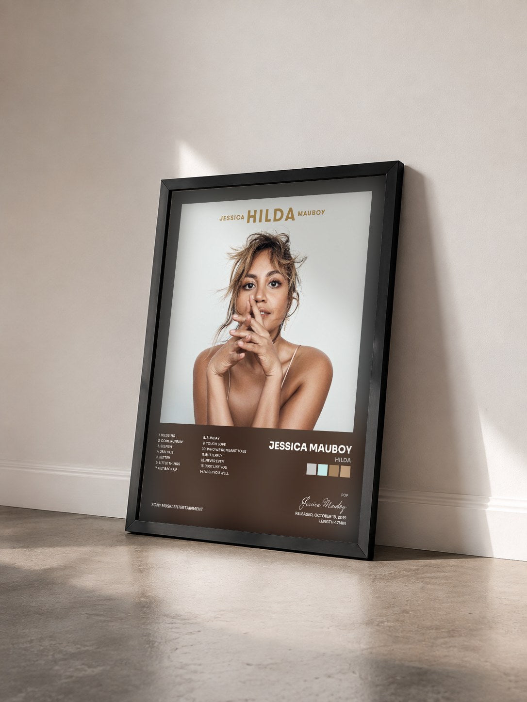 #noir Tableau de l'album HILDA de Jessica Mauboy vu de trois quarts, cadre noir