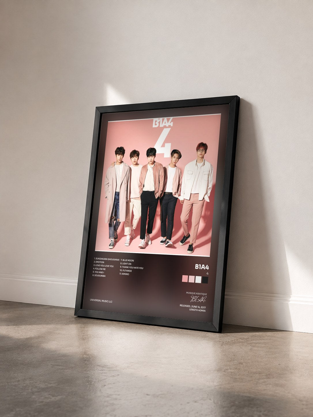 #noir Tableau de l'album 4 de B1A4 vu de trois quarts, cadre noir