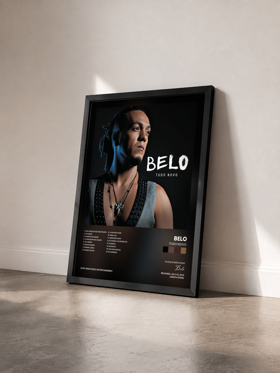 #noir Tableau de l'album Tudo Novo de Belo vu de trois quarts, cadre noir