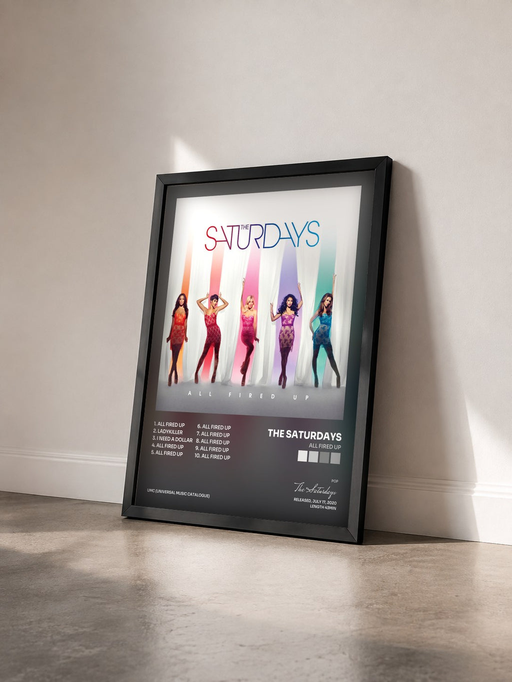 #noir Tableau de l'album All Fired Up de The Saturdays vu de trois quarts, cadre noir