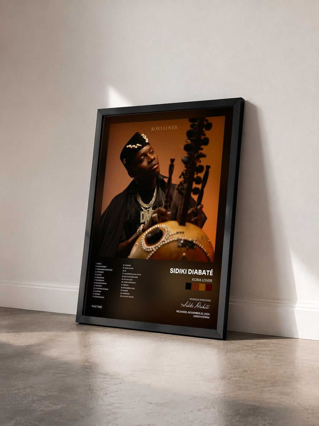 #noir Tableau de l'album Kora Lover de Sidiki Diabaté vu de trois quarts, cadre noir