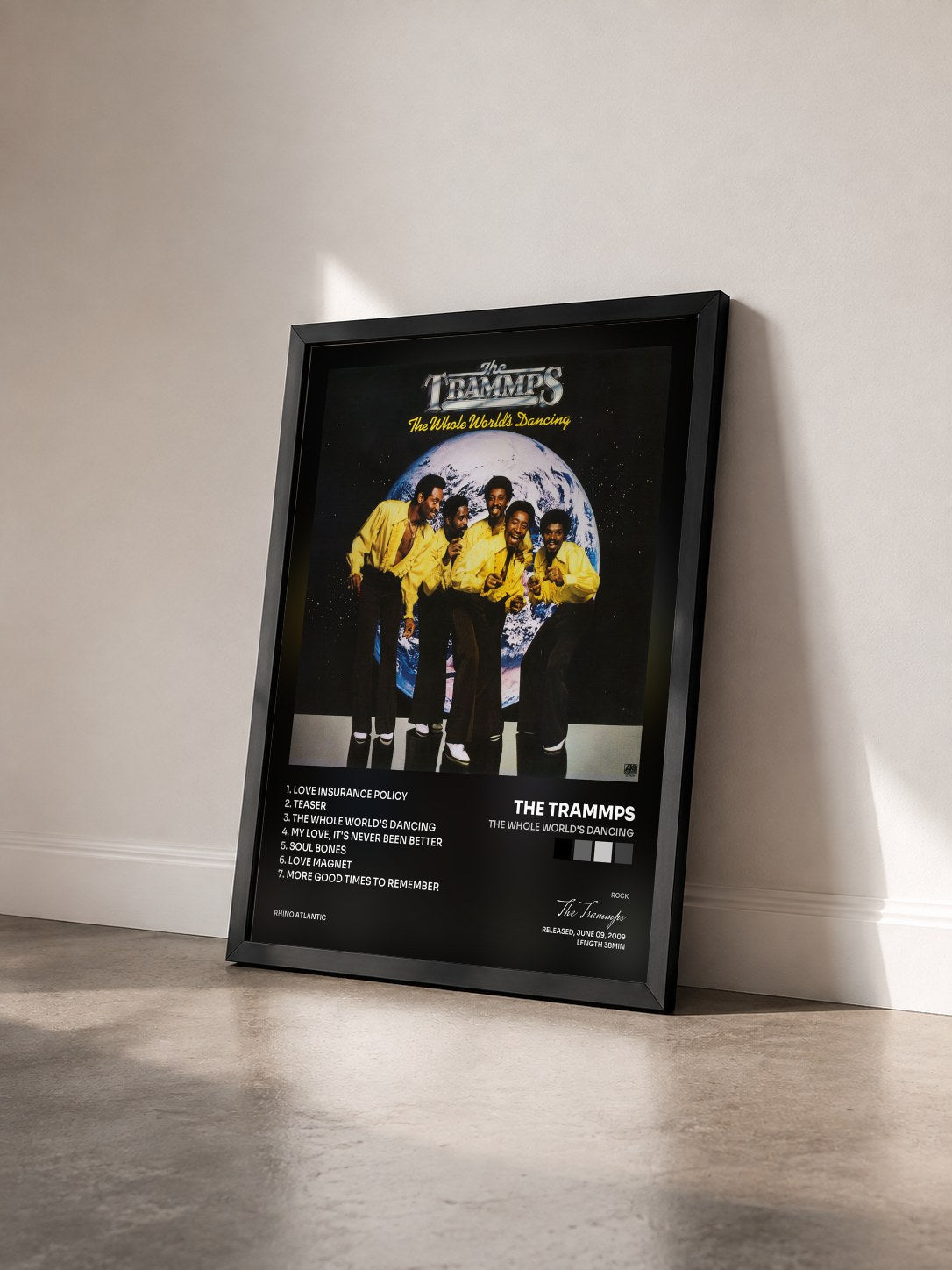#noir Tableau de l'album The Whole World's Dancing de The Trammps vu de trois quarts, cadre noir