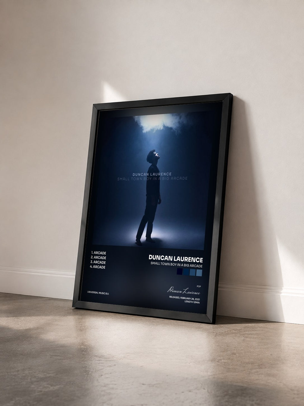 #noir Tableau de l'album Small Town Boy In A Big Arcade de Duncan Laurence vu de trois quarts, cadre noir