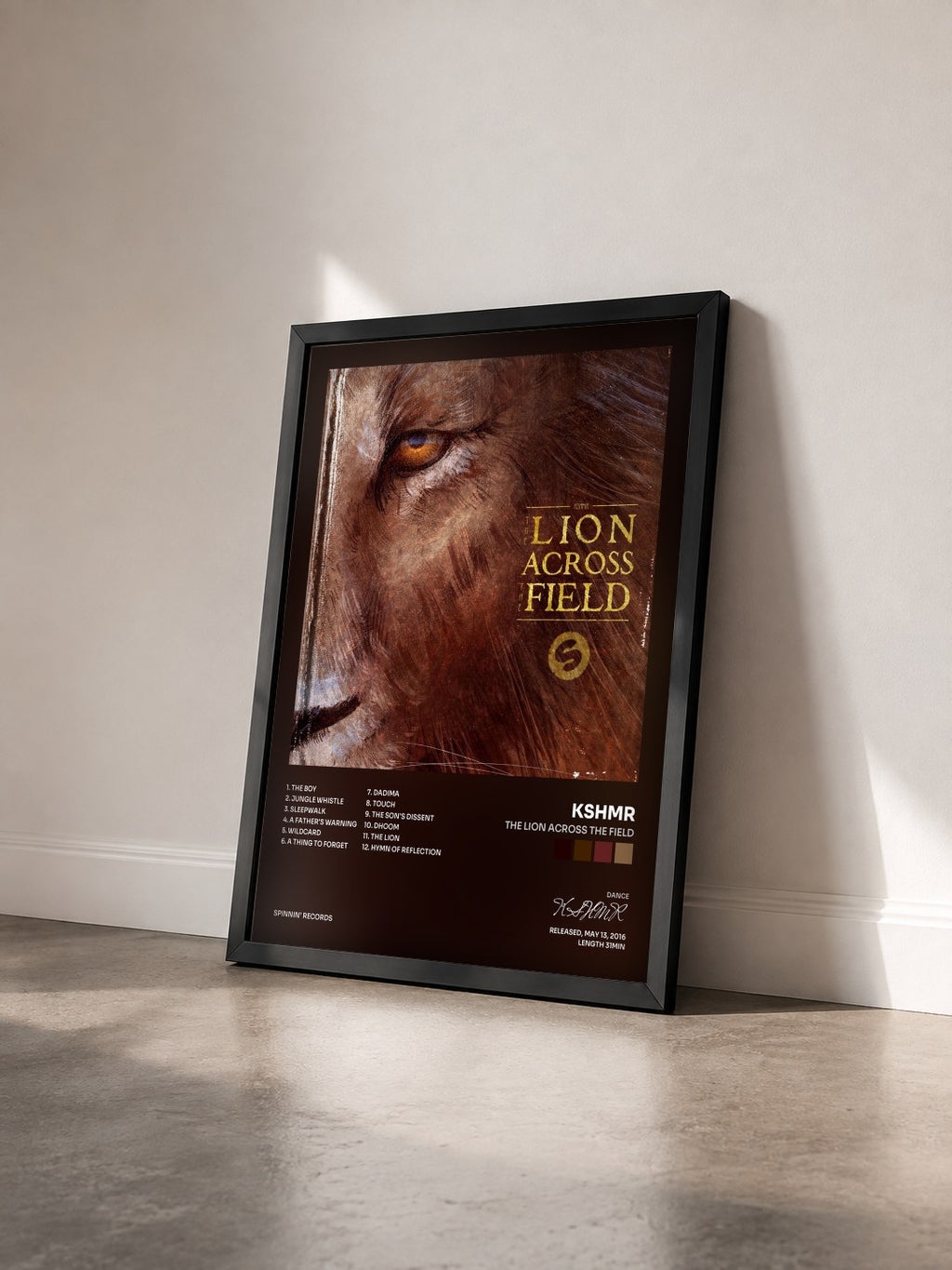 #noir Tableau de l'album The Lion Across The Field de KSHMR vu de trois quarts, cadre noir
