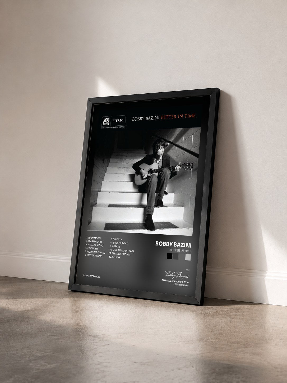 #noir Tableau de l'album Better In Time de Bobby Bazini vu de trois quarts, cadre noir