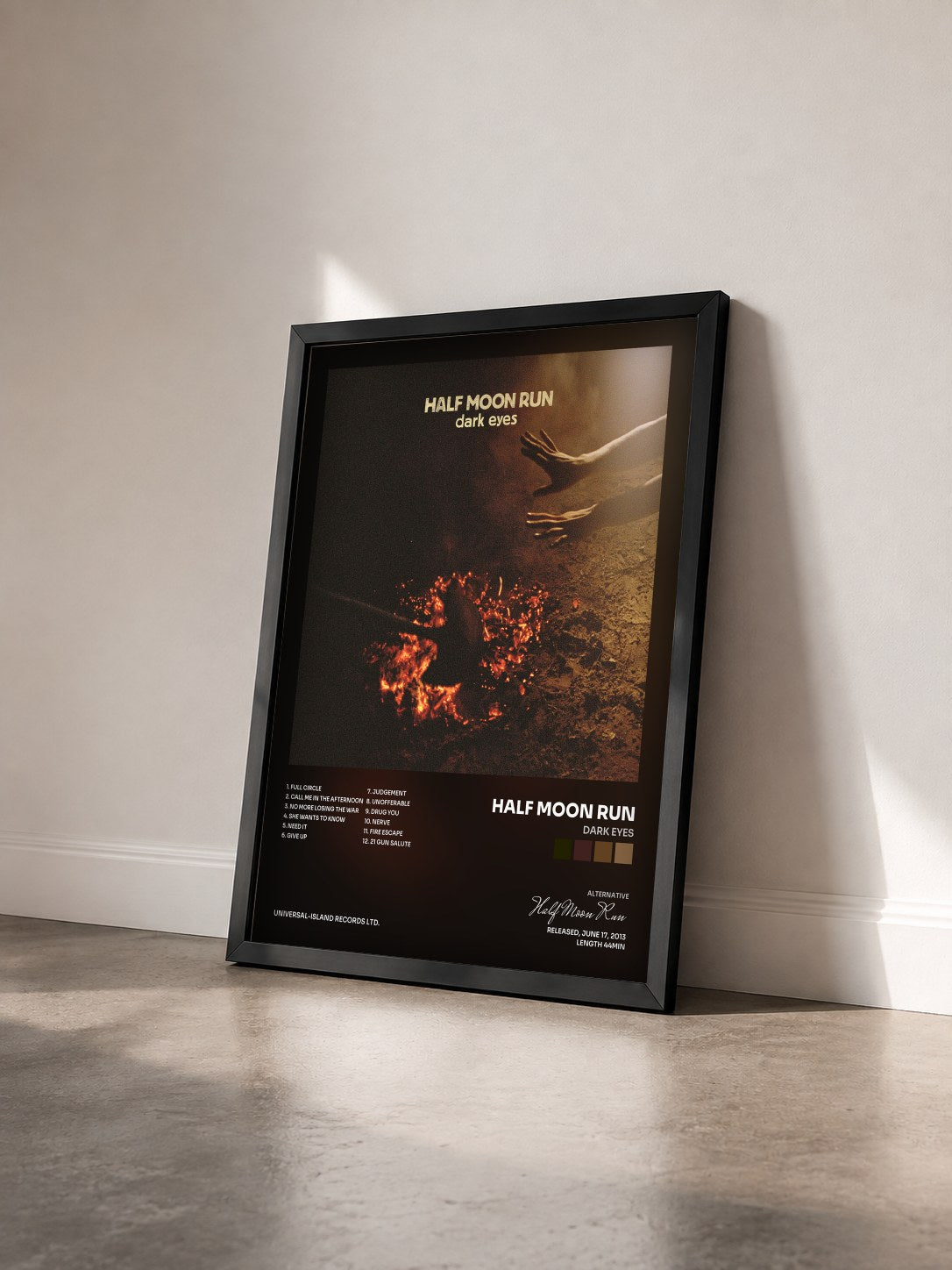 #noir Tableau de l'album Dark Eyes de Half Moon Run vu de trois quarts, cadre noir