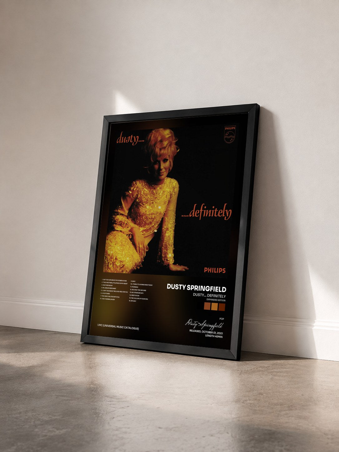 #noir Tableau de l'album Dusty... Definitely (Expanded Edtion) de Dusty Springfield vu de trois quarts, cadre noir