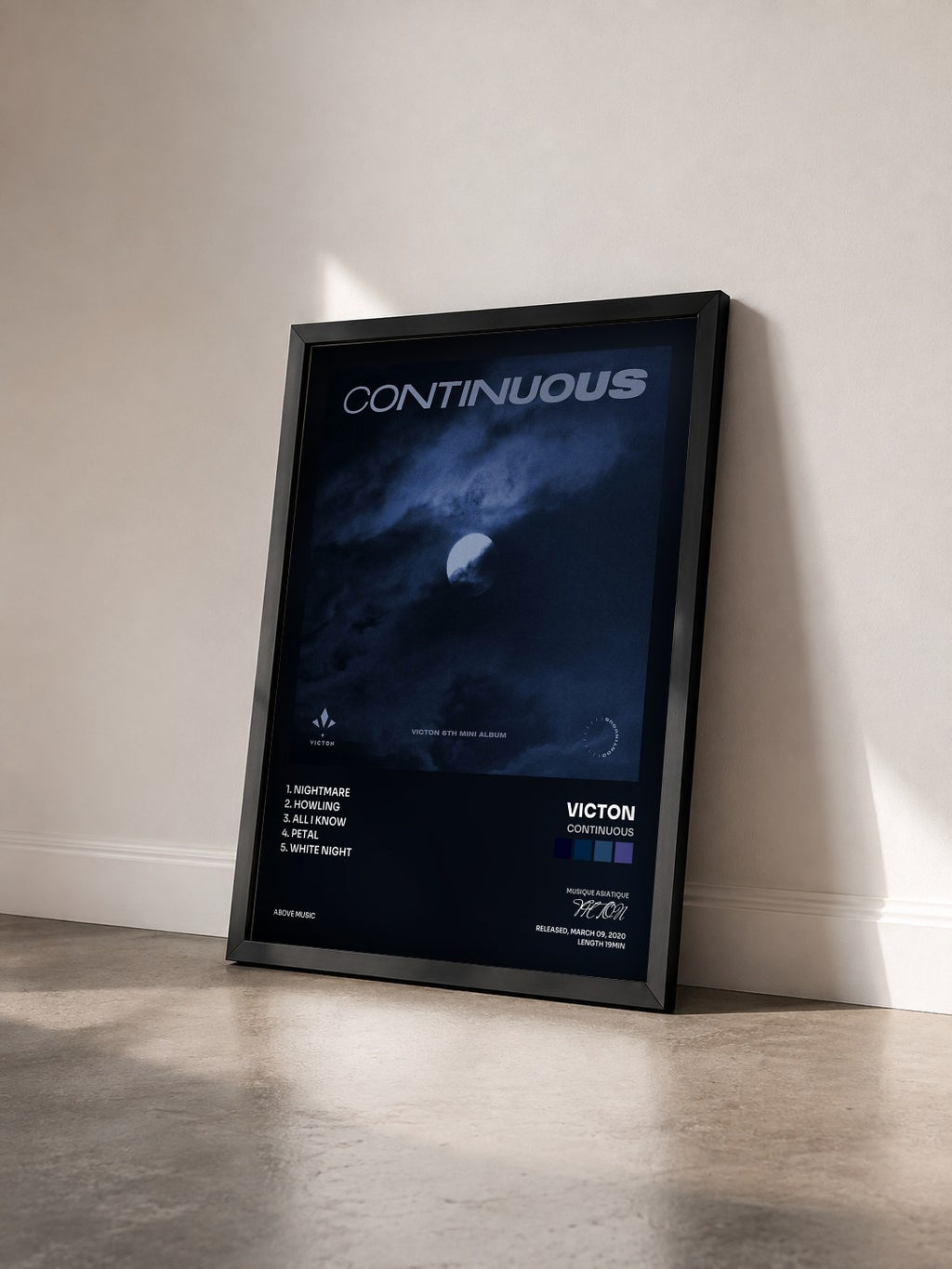 #noir Tableau de l'album Continuous de VICTON vu de trois quarts, cadre noir