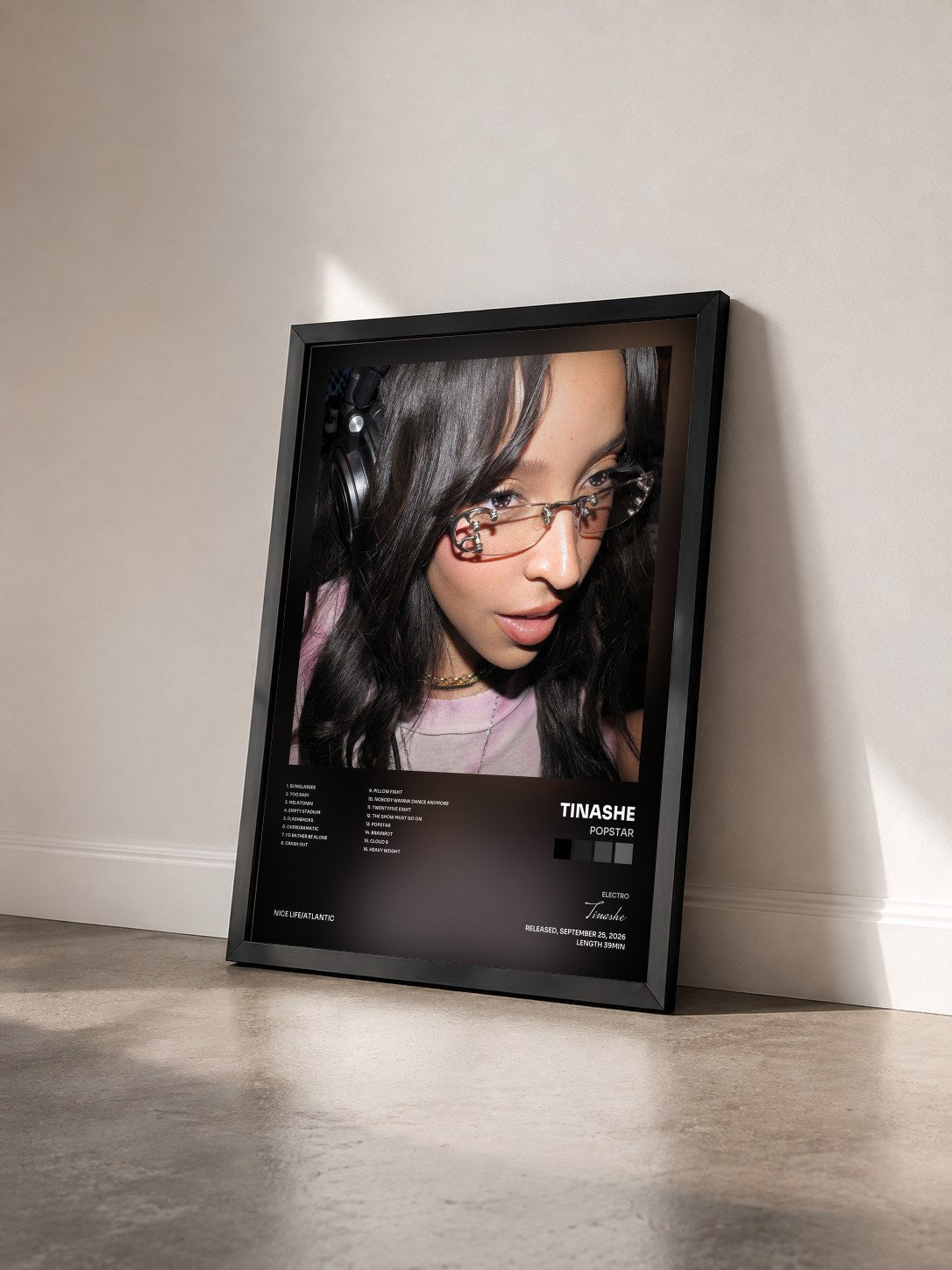 #noir Tableau de l'album Popstar de Tinashe vu de trois quarts, cadre noir