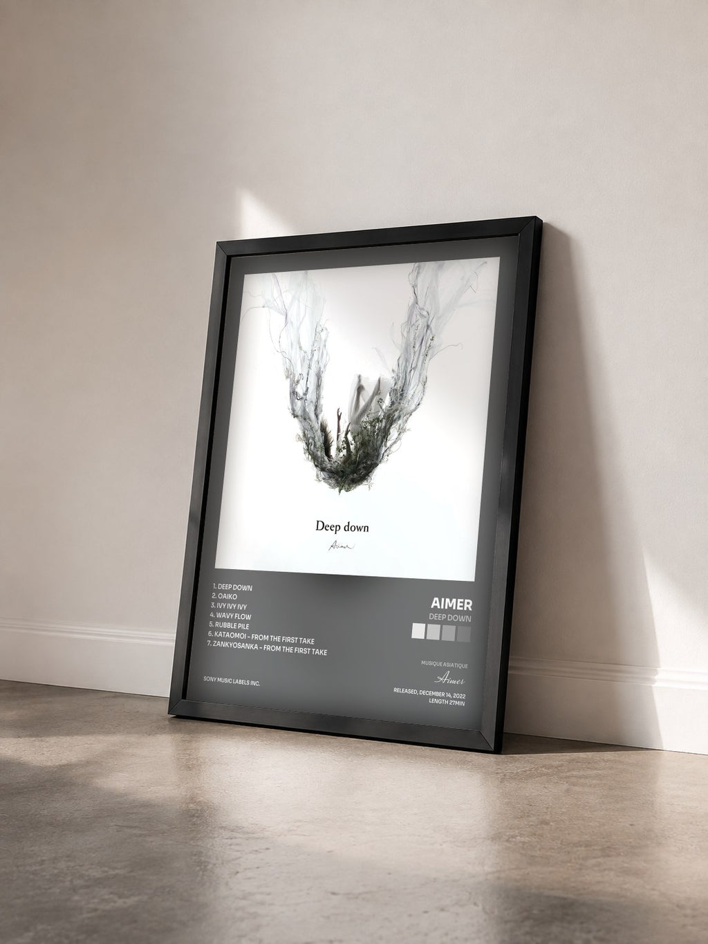 #noir Tableau de l'album Deep down de Aimer vu de trois quarts, cadre noir