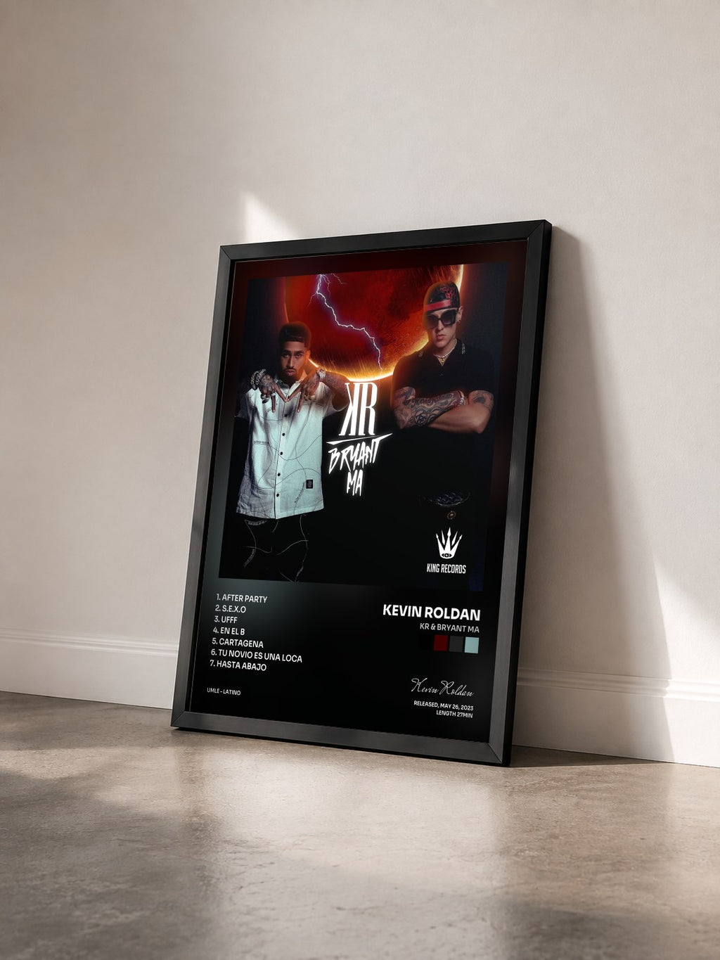 #noir Tableau de l'album KR & BRYANT MA de Kevin Roldan vu de trois quarts, cadre noir
