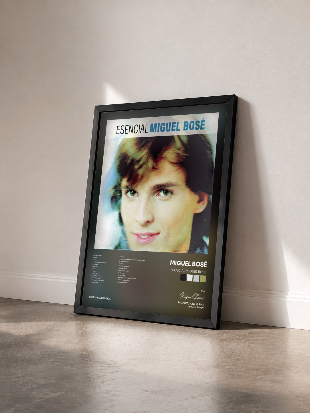 #noir Tableau de l'album Esencial Miguel Bose de Miguel Bosé vu de trois quarts, cadre noir