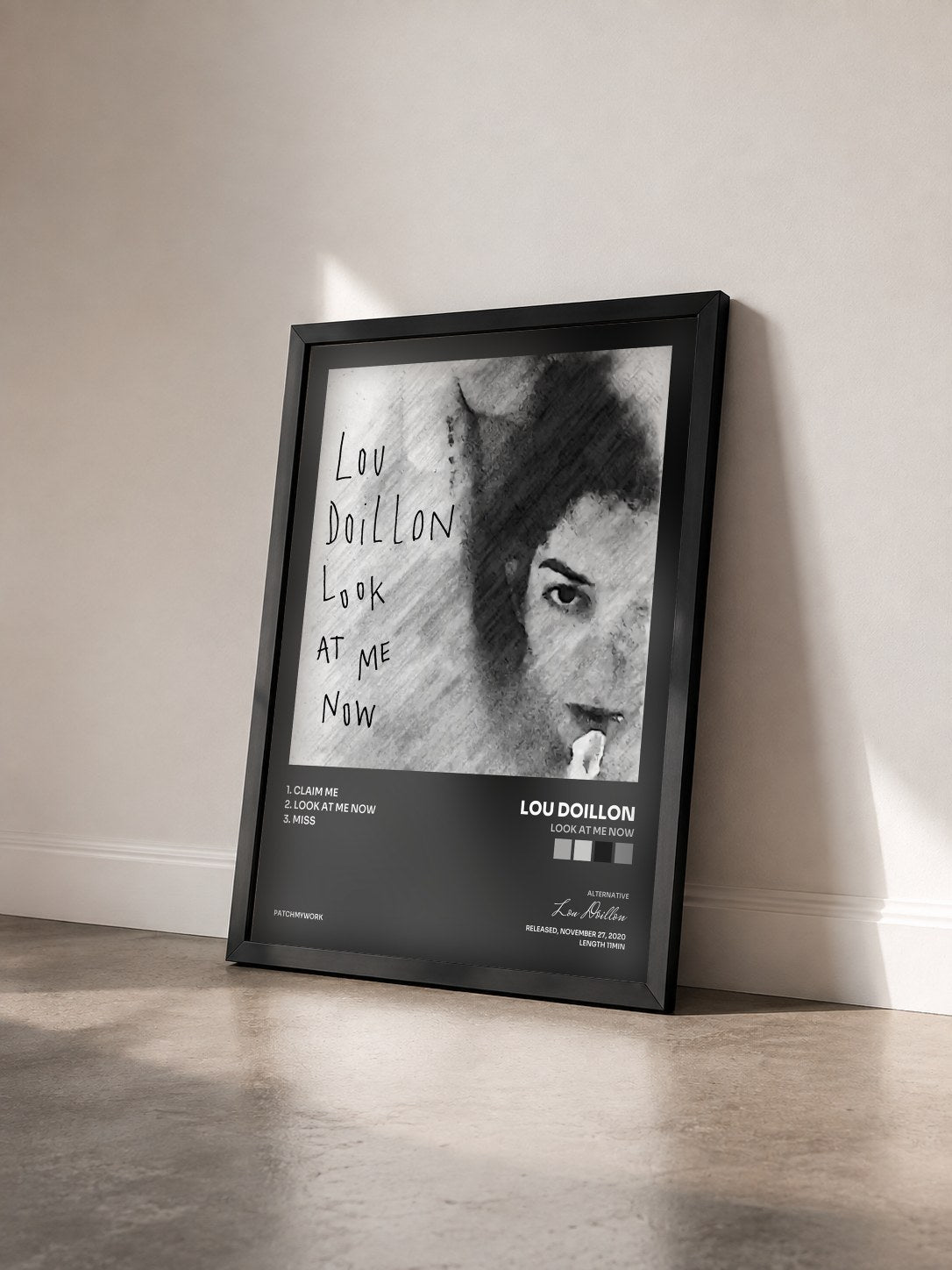 #noir Tableau de l'album Look at Me Now de Lou Doillon vu de trois quarts, cadre noir