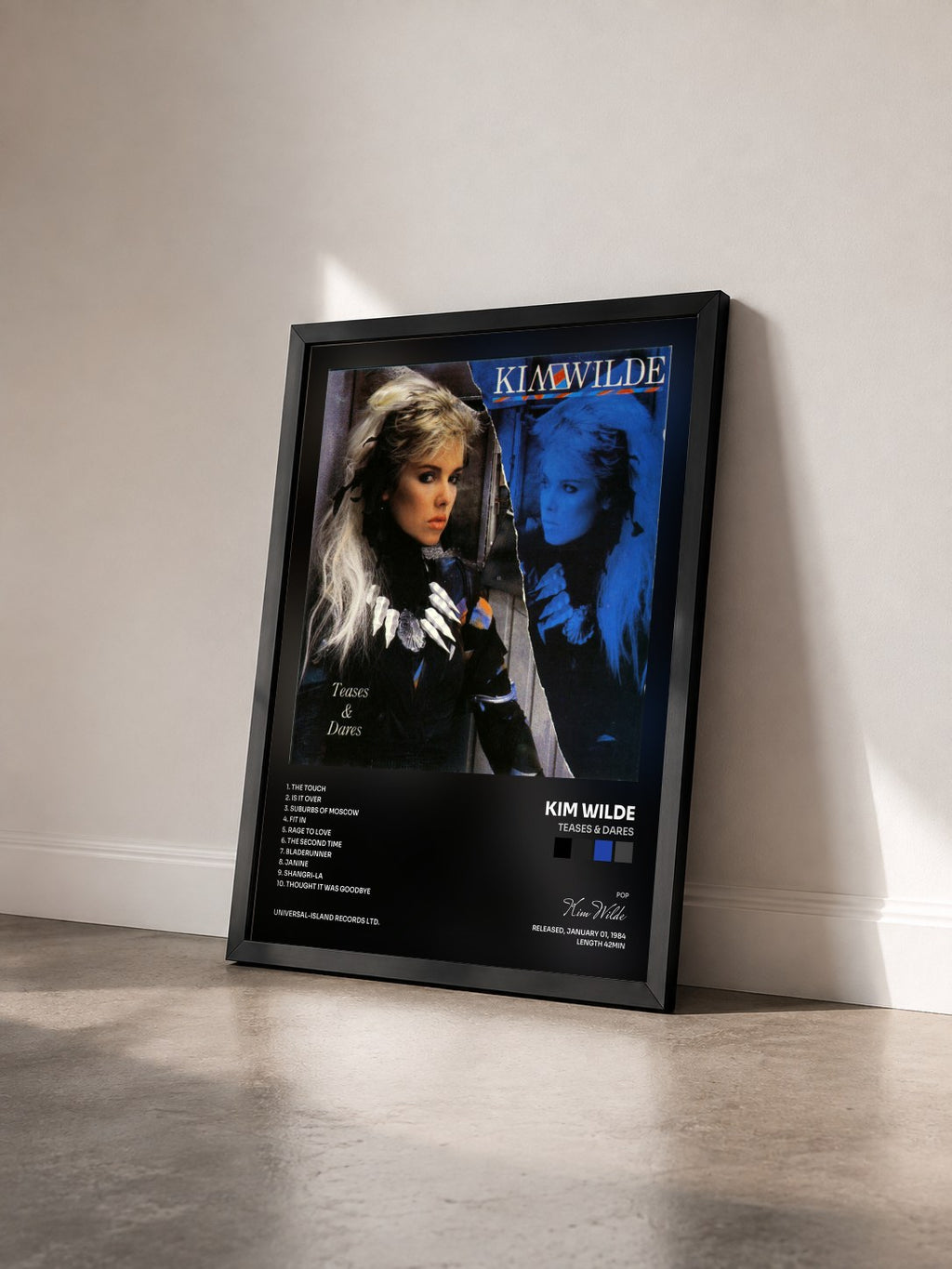 #noir Tableau de l'album Teases & Dares de Kim Wilde vu de trois quarts, cadre noir