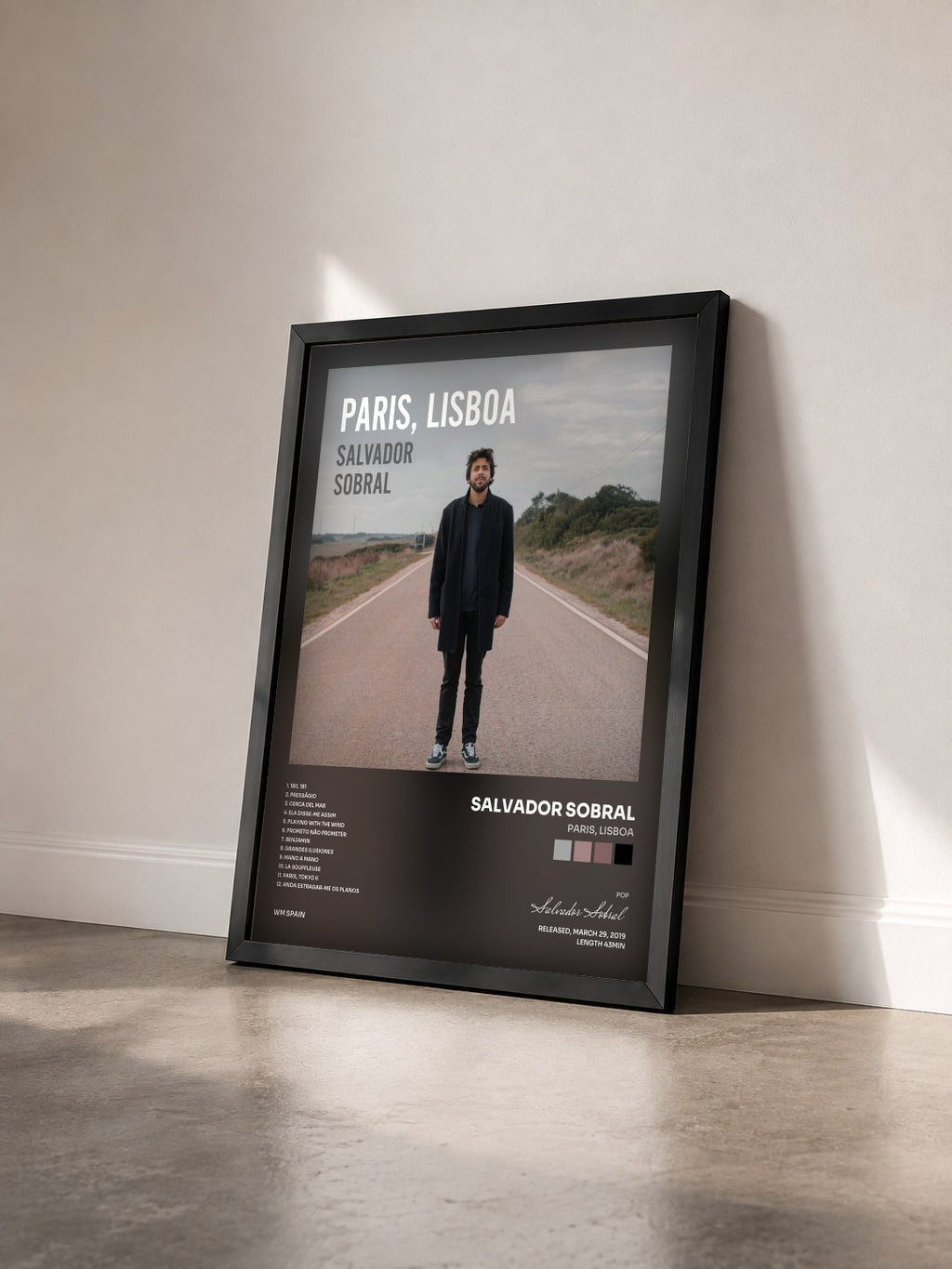 #noir Tableau de l'album Paris, Lisboa de Salvador Sobral vu de trois quarts, cadre noir