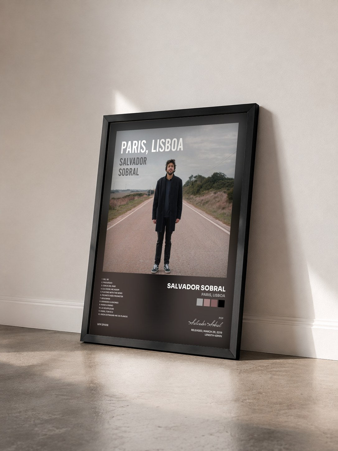 #noir Tableau de l'album Paris, Lisboa de Salvador Sobral vu de trois quarts, cadre noir
