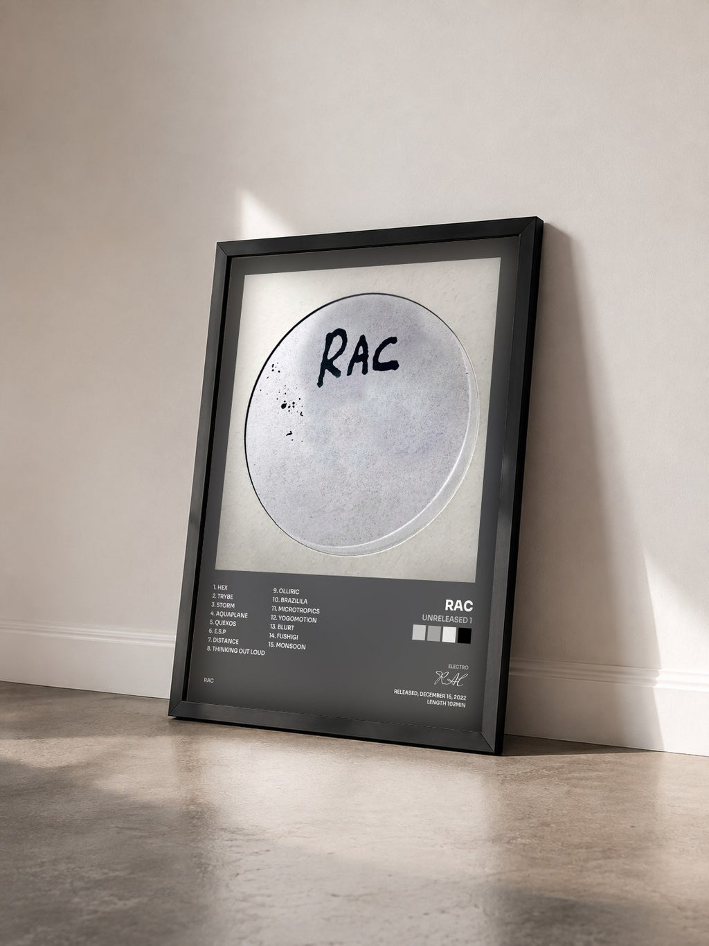 #noir Tableau de l'album Unreleased 1 de RAC vu de trois quarts, cadre noir