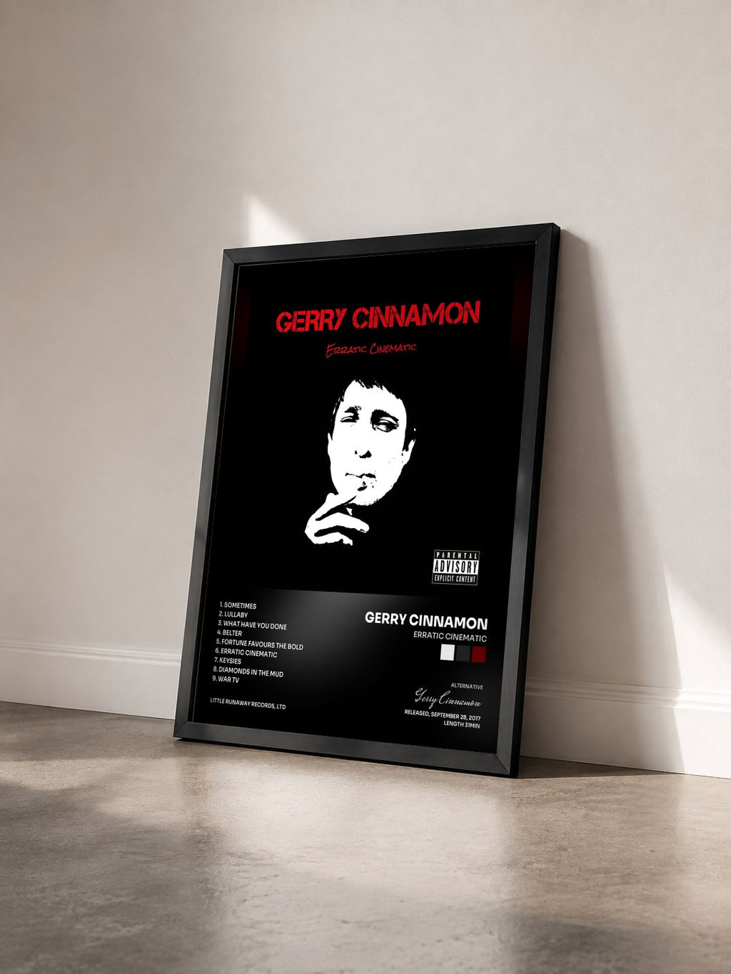 #noir Tableau de l'album Erratic Cinematic de Gerry Cinnamon vu de trois quarts, cadre noir