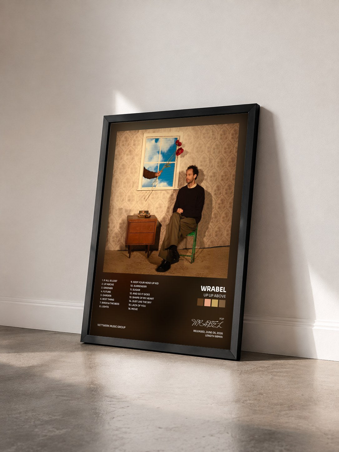 #noir Tableau de l'album up up above de WRABEL vu de trois quarts, cadre noir