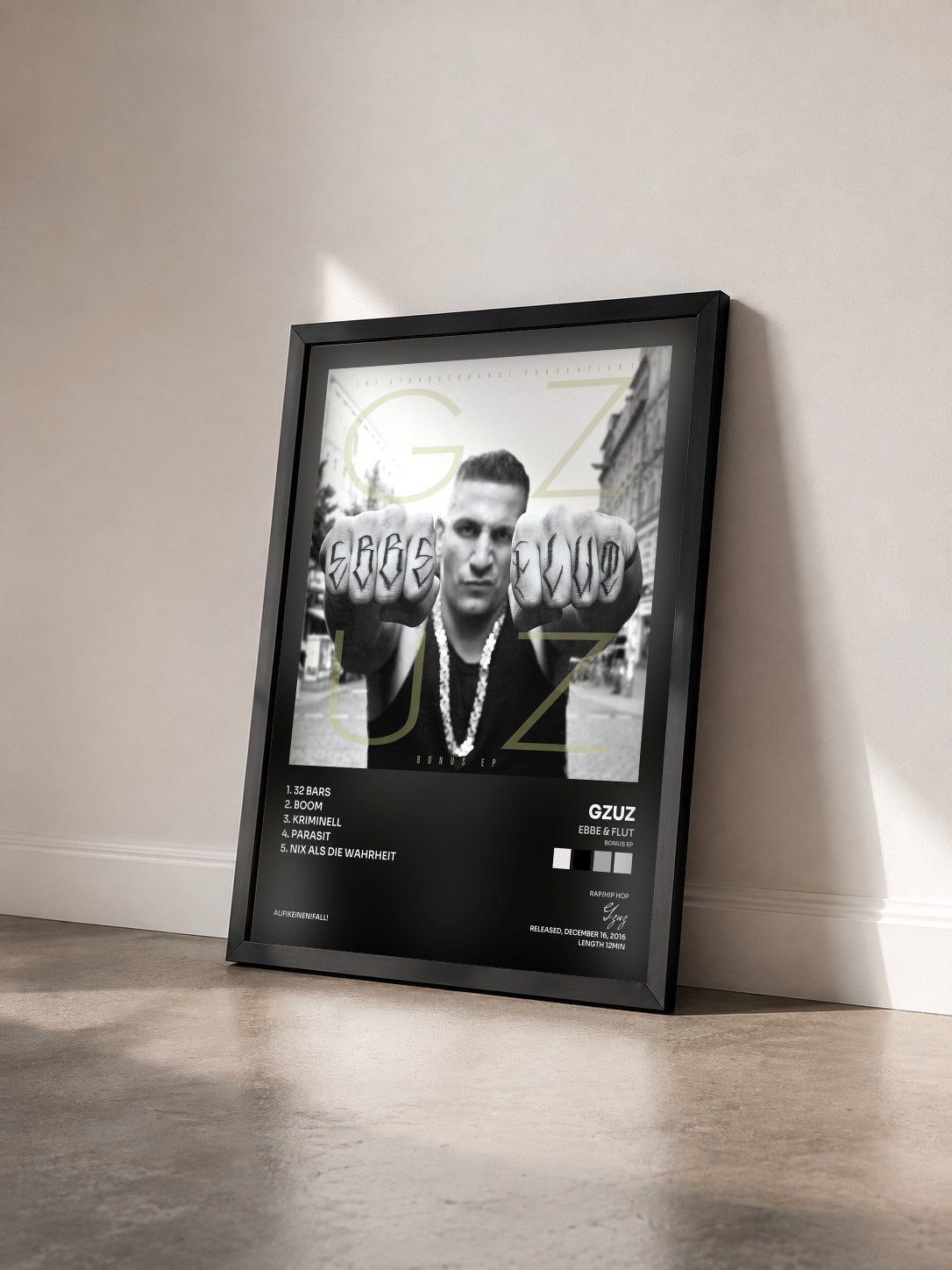 #noir Tableau de l'album Ebbe & Flut (Bonus EP) de Gzuz vu de trois quarts, cadre noir