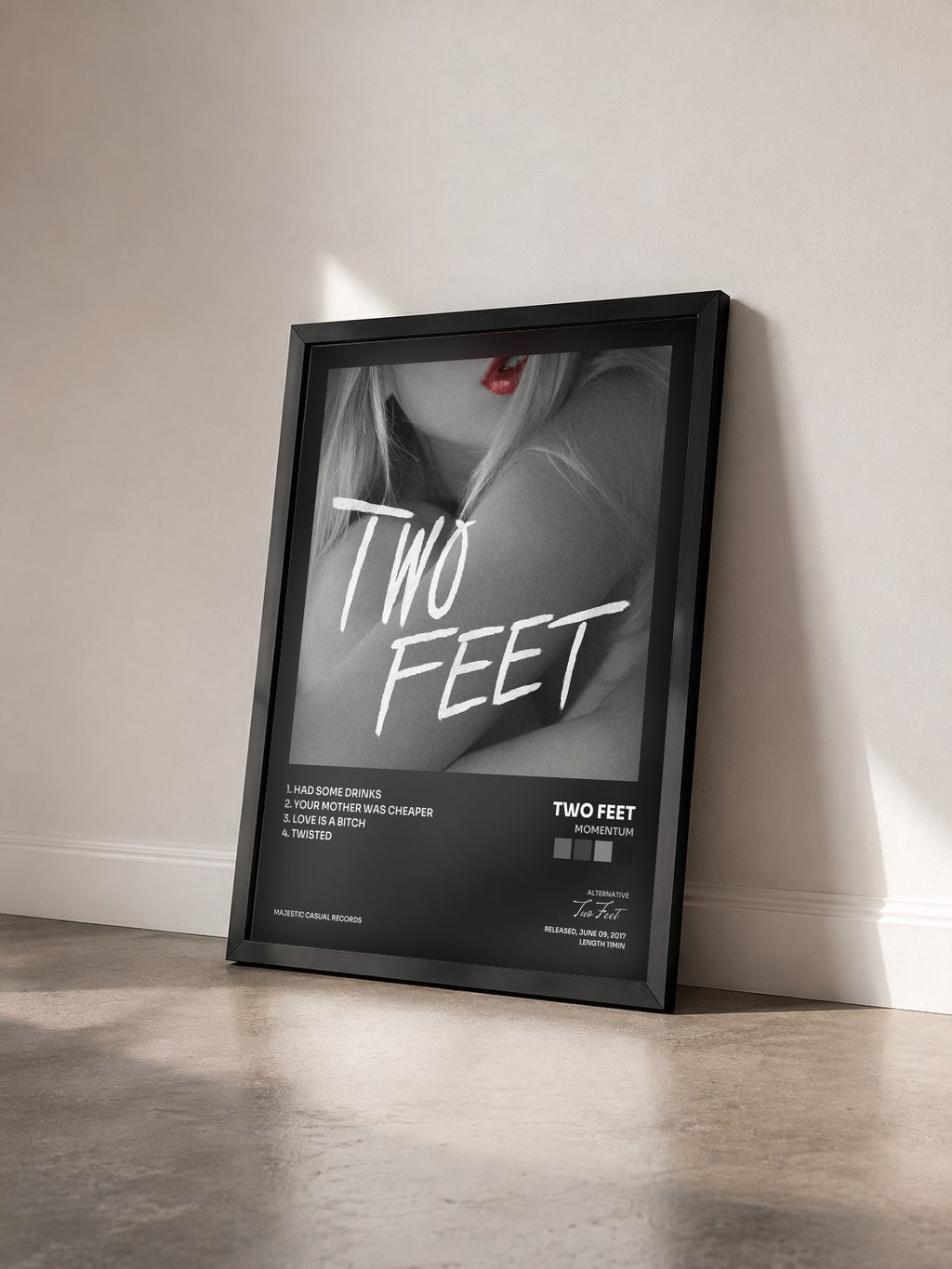 #noir Tableau de l'album Momentum de Two Feet vu de trois quarts, cadre noir