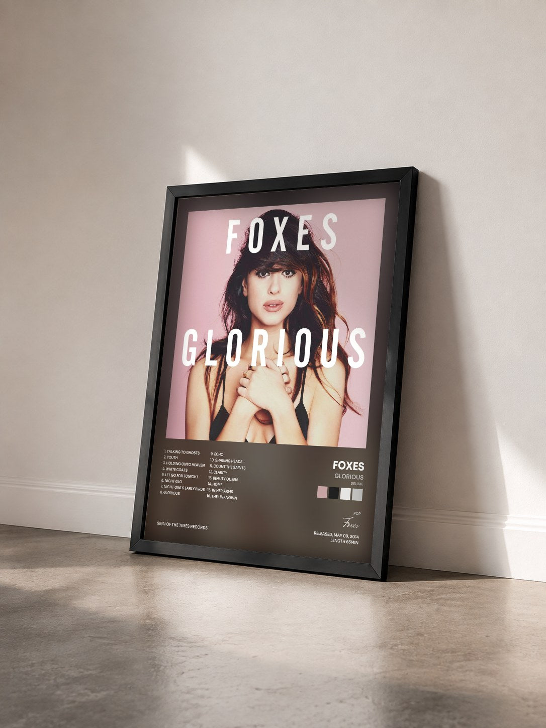 #noir Tableau de l'album Glorious (Deluxe) de Foxes vu de trois quarts, cadre noir