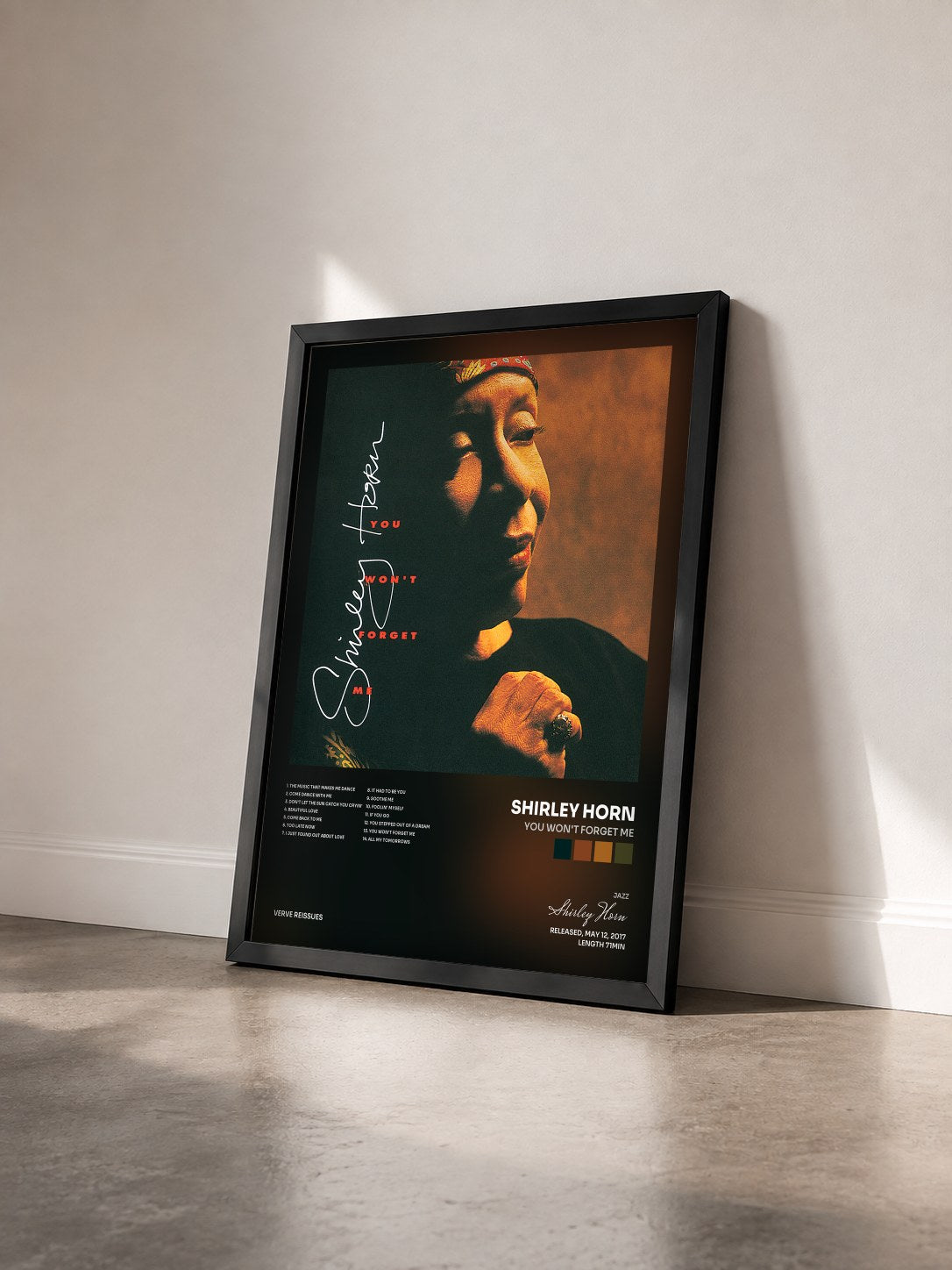#noir Tableau de l'album You Won't Forget Me de Shirley Horn vu de trois quarts, cadre noir