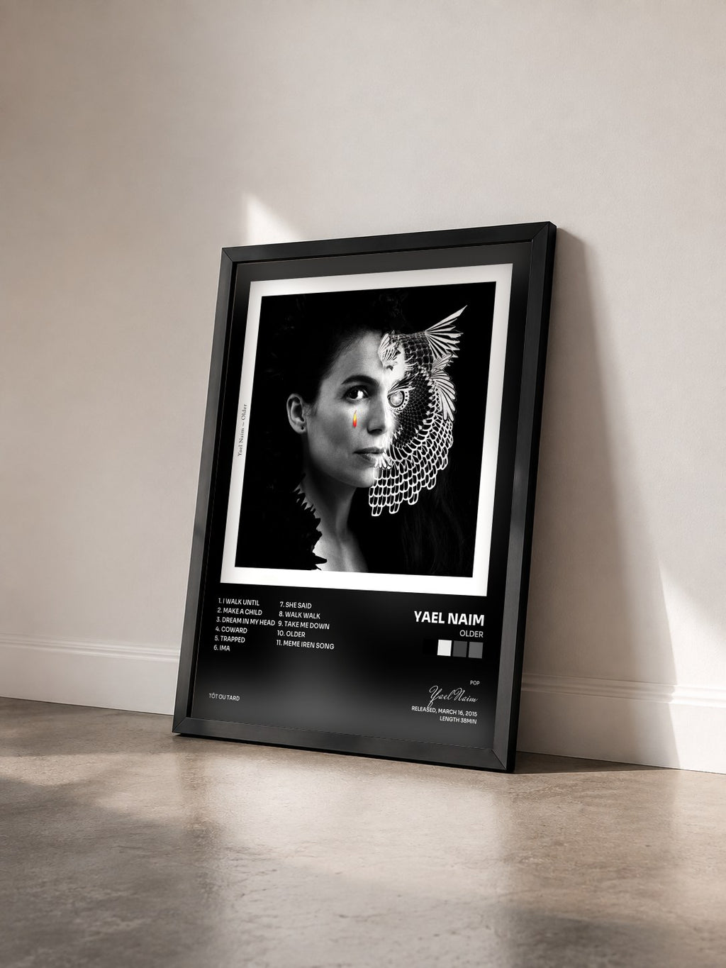#noir Tableau de l'album Older de Yael Naim vu de trois quarts, cadre noir