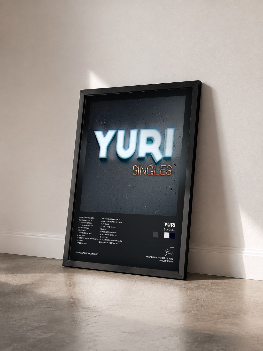 #noir Tableau de l'album Singles de Yuri vu de trois quarts, cadre noir