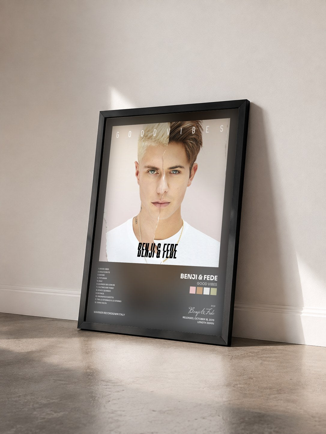 #noir Tableau de l'album Good Vibes de Benji & Fede vu de trois quarts, cadre noir