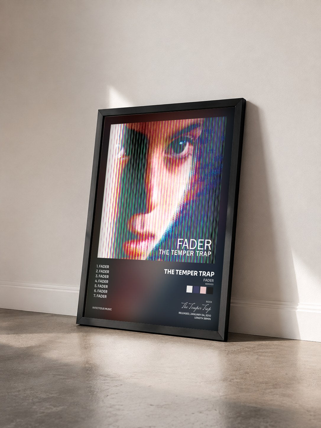 #noir Tableau de l'album Fader (Remixes) de The Temper Trap vu de trois quarts, cadre noir