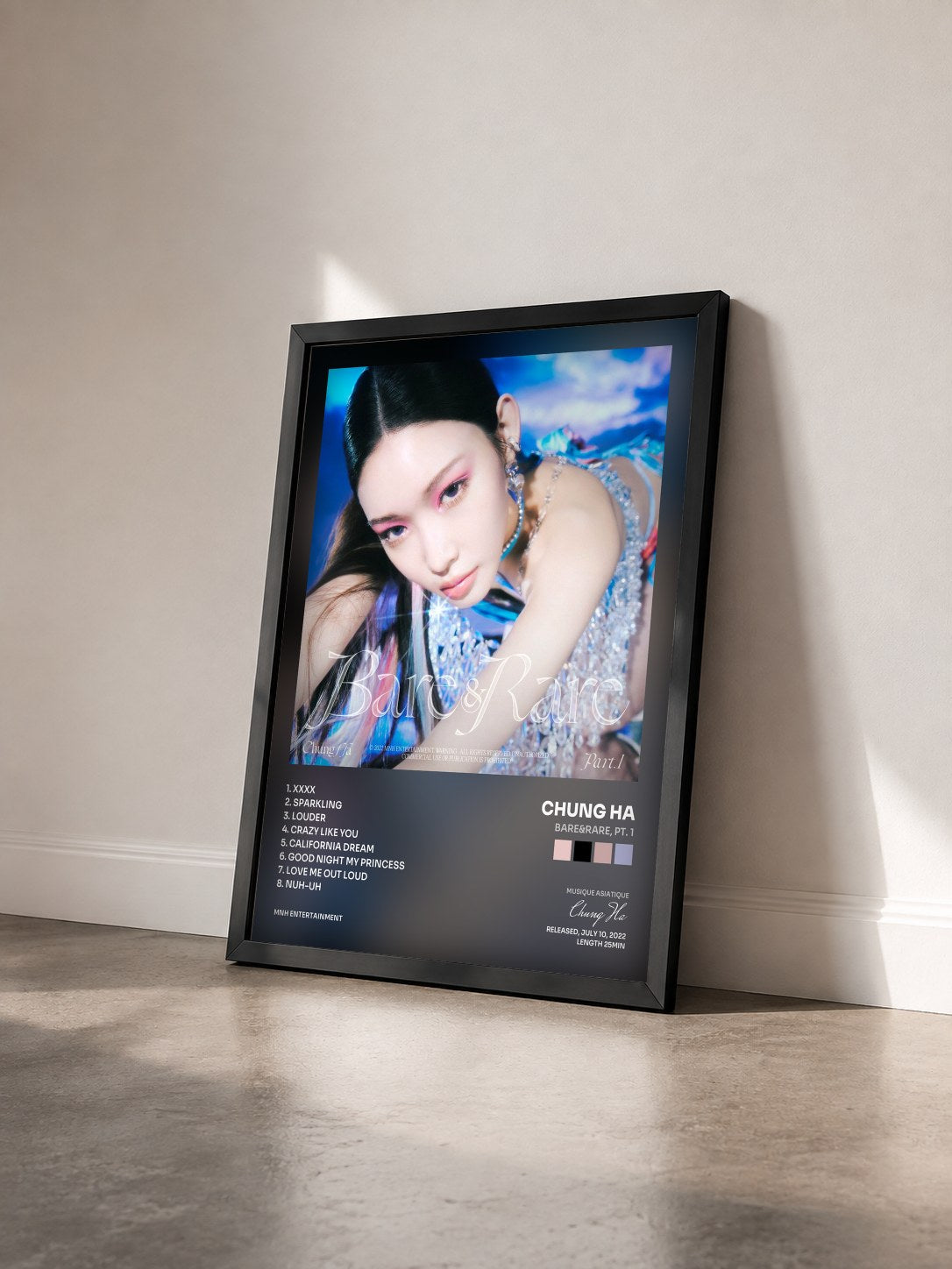 #noir Tableau de l'album Bare&Rare, Pt. 1 de Chung Ha vu de trois quarts, cadre noir