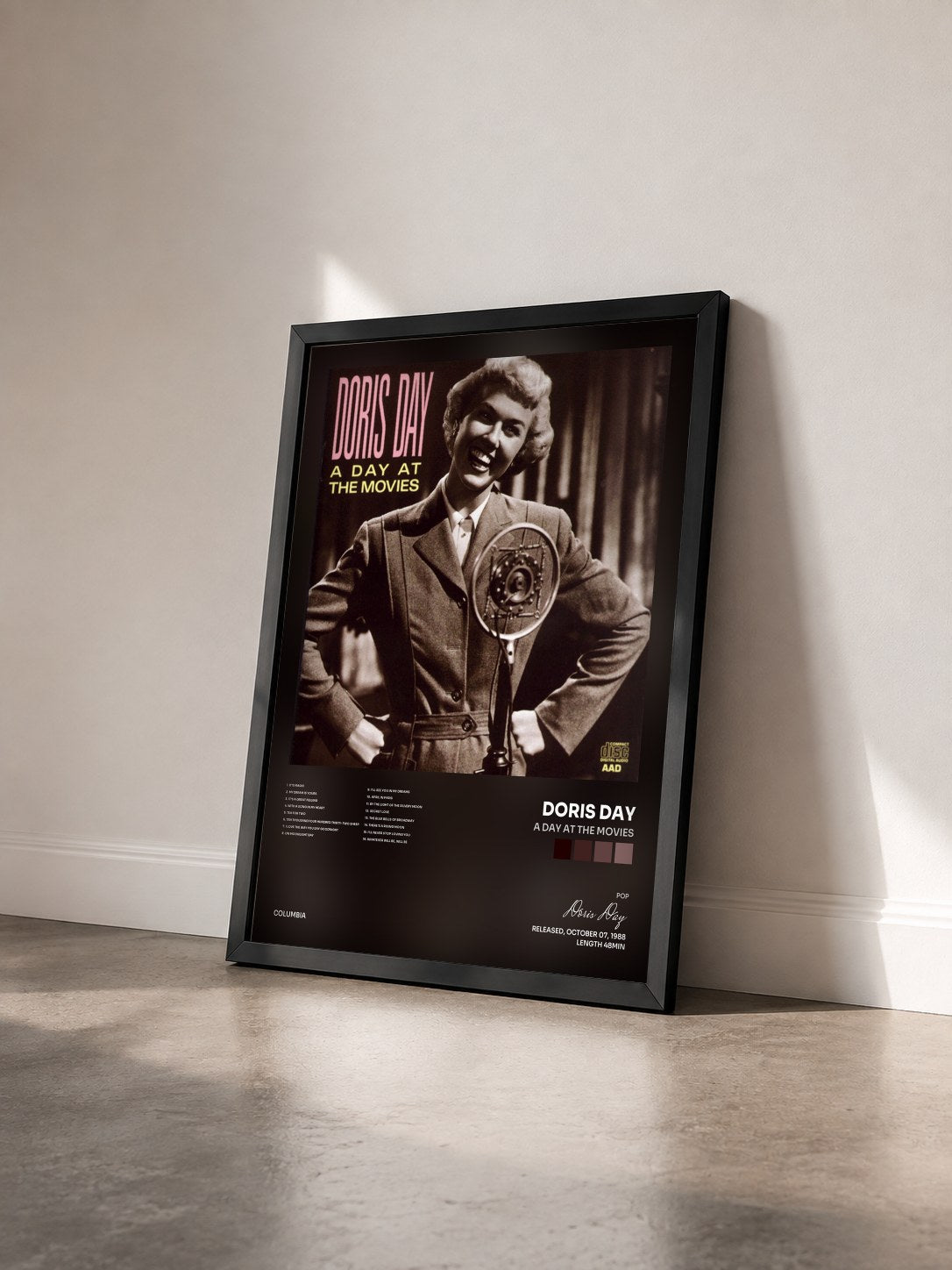 #noir Tableau de l'album A Day At The Movies de Doris Day vu de trois quarts, cadre noir